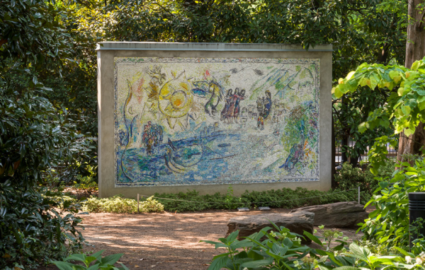 Taman bergaya klasik dengan patung dan relief dinding